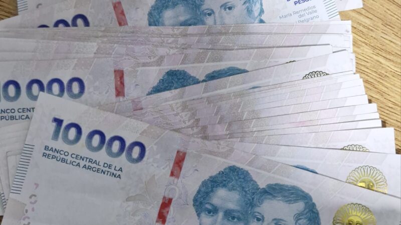 El gobierno bonaerense acordó un aumento escalonado del 10 por ciento para los estatales