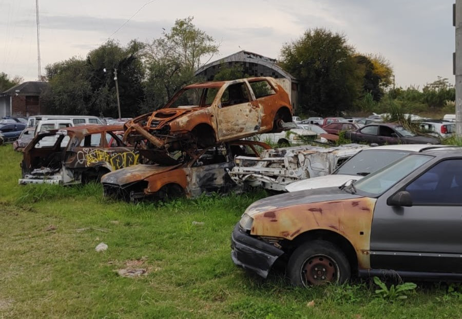 Chau al cementerio de autos en La Plata