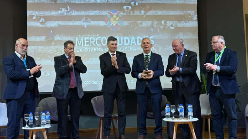 Alak celebró los 30 años de Mercociudades y La Plata fue galardonada por el CAM