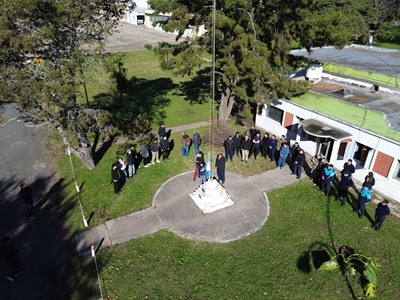 En el aeropuerto de La Plata, alumnos del colegio “Albert Thomas” rindieron homenaje a la bandera nacional