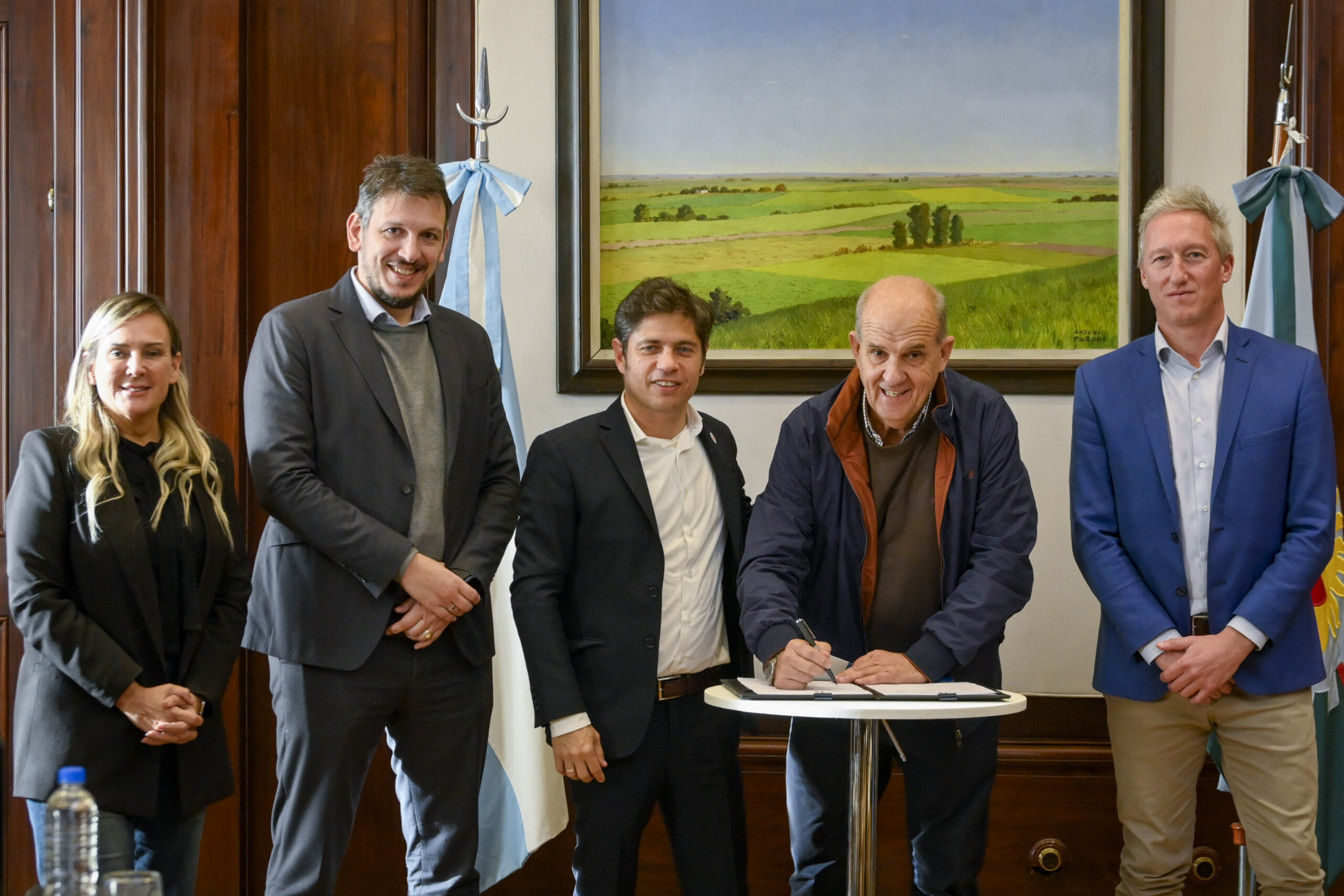 El gobierno bonaerense firmó convenios de leasing con municipios
