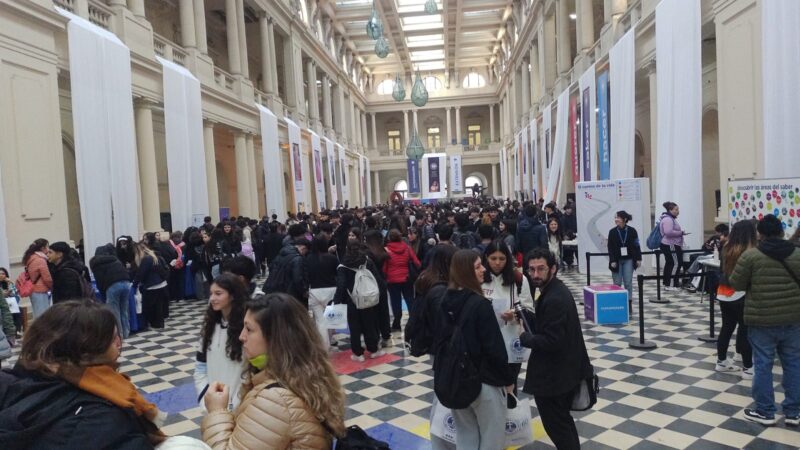 La Plata: con miles de estudiantes se realiza la Expo UCALP en el pasaje Dardo Rocha