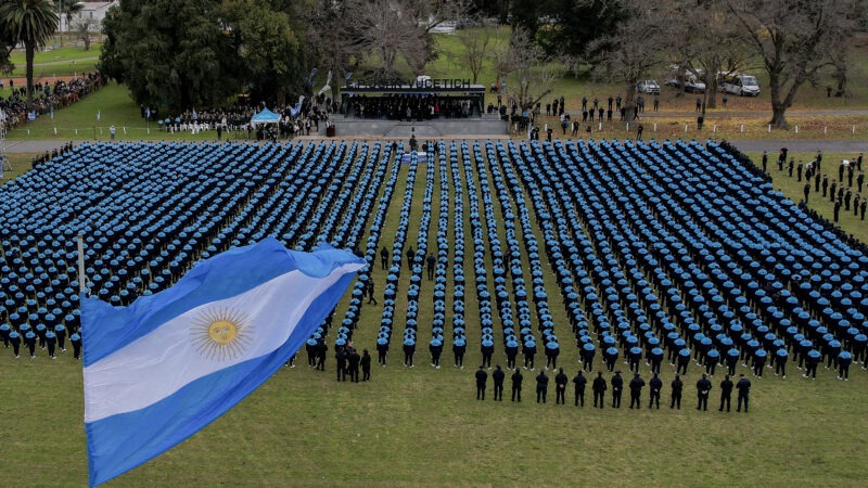Más de 2.700 cadetes de la policía provincial juraron fidelidad a la bandera nacional