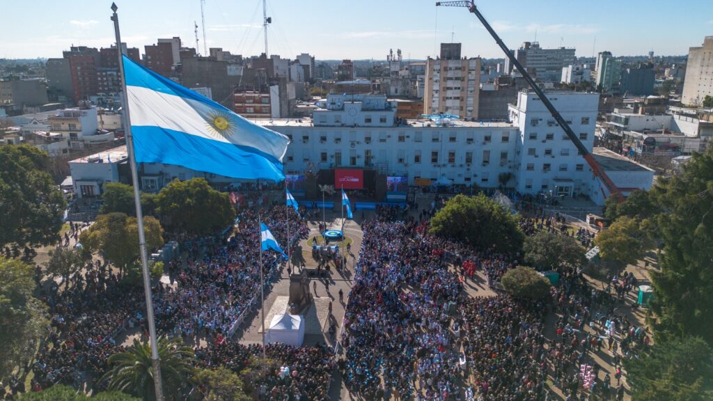 Morón: Lucas Ghi encabezó la ceremonia donde 4500 estudiantes prometieron fidelidad a la Bandera Nacional