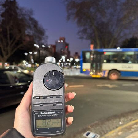 Detectan  que el nivel de ruido en el centro de La Plata casi duplica lo ideal