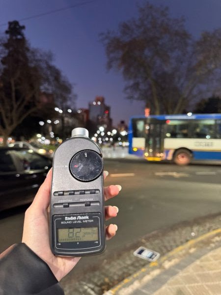 Detectan que el nivel de ruido en el centro de La Plata casi duplica lo ideal