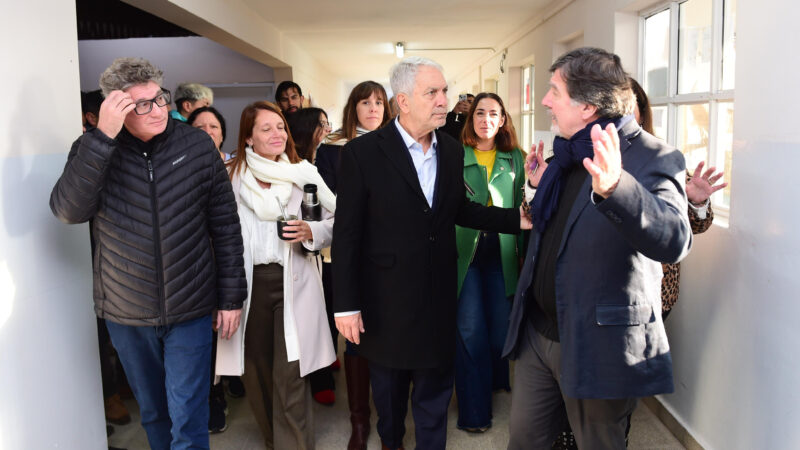 Alak y Sileoni recorrieron una escuela restaurada en Los Hornos