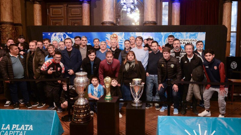 La Plata: miles de vecinos posaron con los trofeos de la selección argentina en el Palacio Municipal