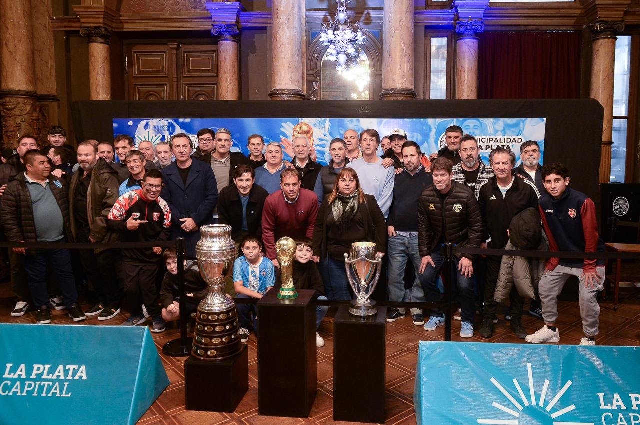 La Plata: miles de vecinos posaron con los trofeos de la selección argentina en el Palacio Municipal