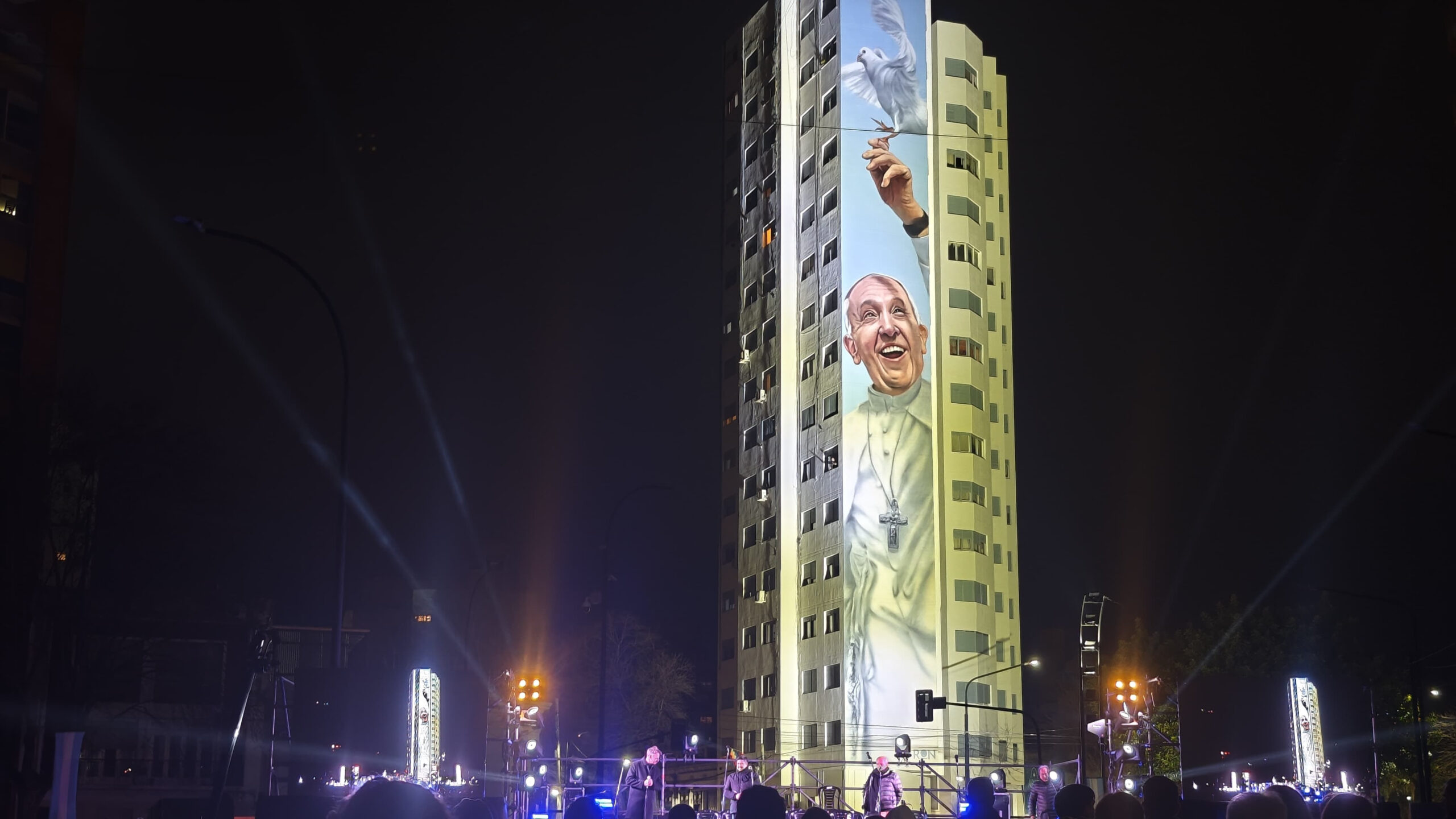 Alak inauguró el mural que honra al Papa Francisco en La Plata