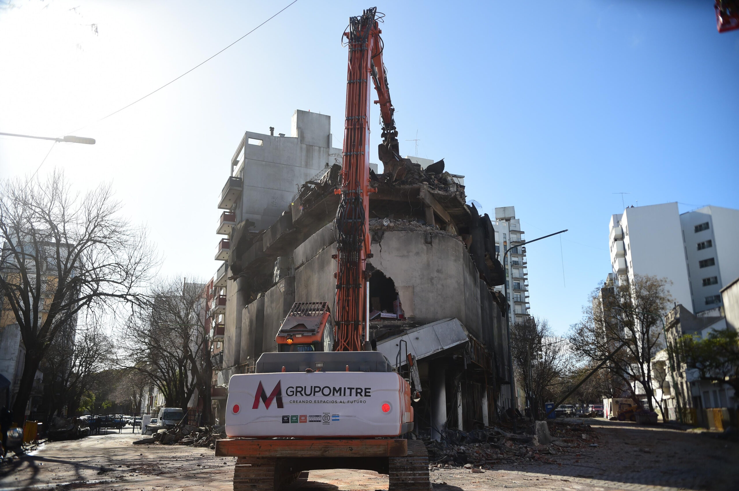 La Plata: comenzaron las tareas de demolición del edificio incendiado