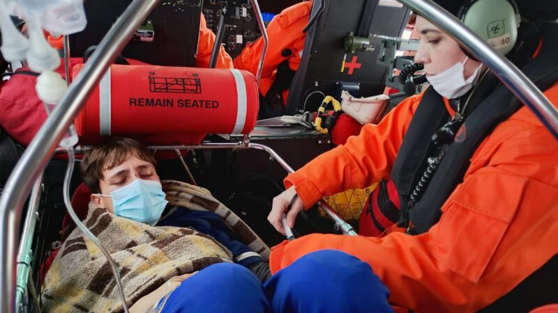 Rescate en altamar: en helicóptero Prefectura Naval Argentina trasladó a un joven enfermo