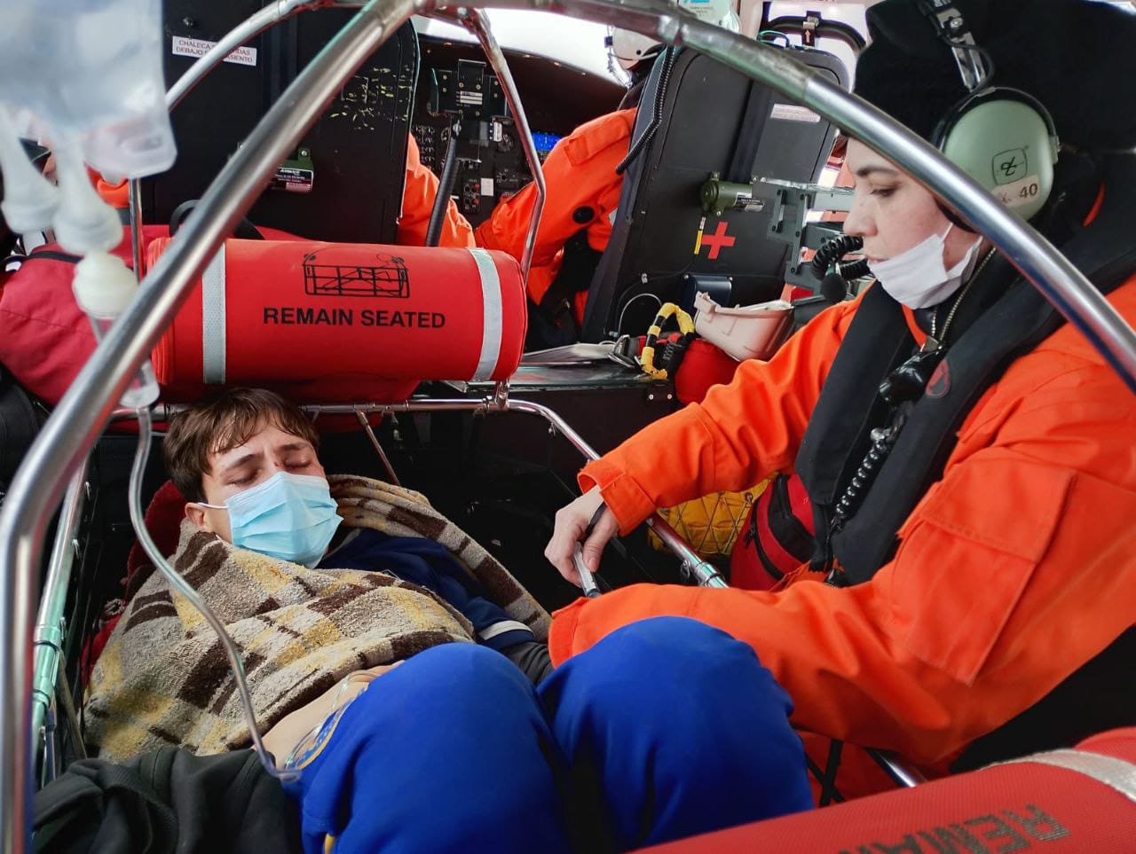 Rescate en altamar: en helicóptero Prefectura Naval Argentina trasladó a un joven enfermo