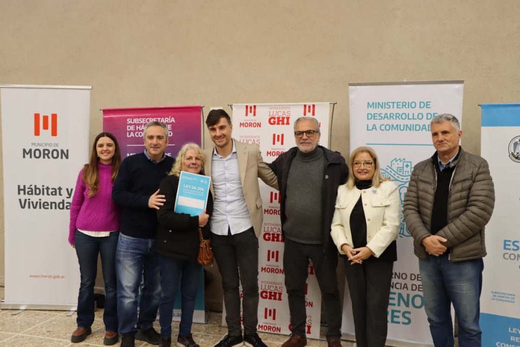 Morón: Ghi y Larroque entregaron más de 100 escrituras de viviendas