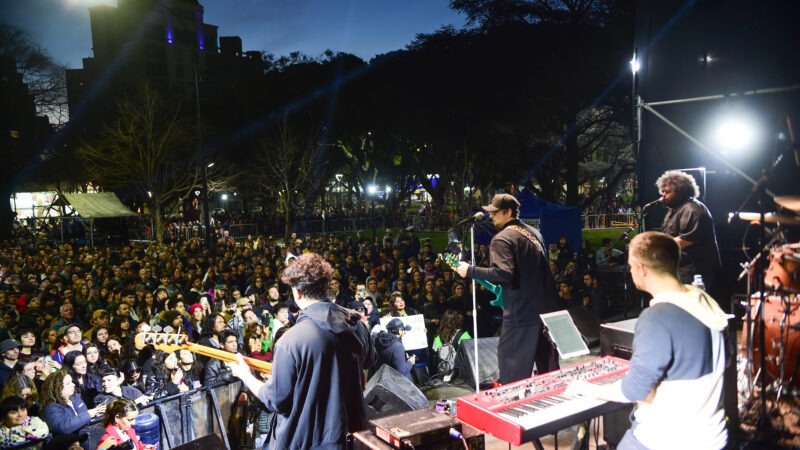 La Plata: Dante Spinetta se lució en un show realizado en Plaza Rocha