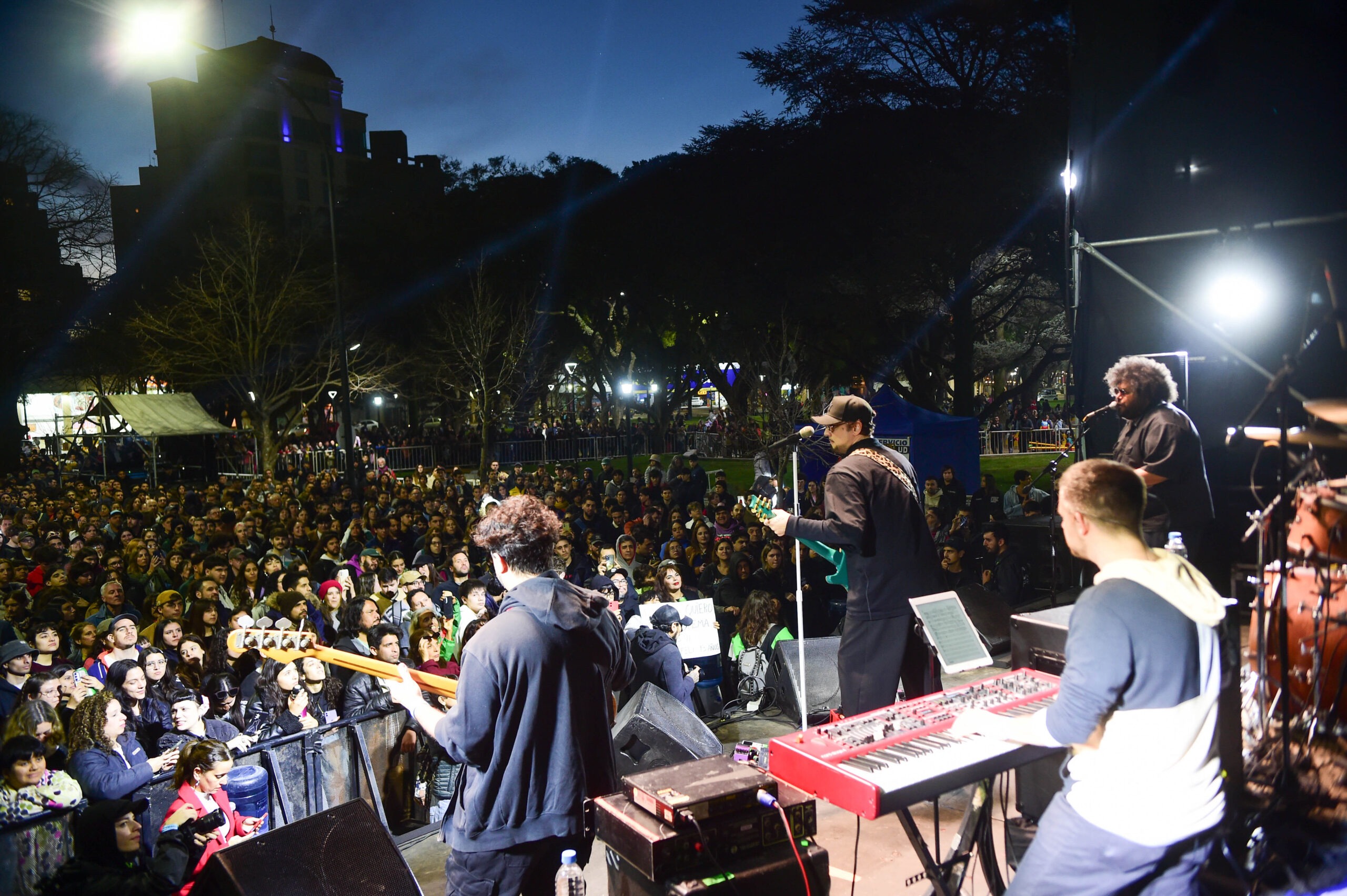 La Plata: Dante Spinetta se lució en un show realizado en Plaza Rocha