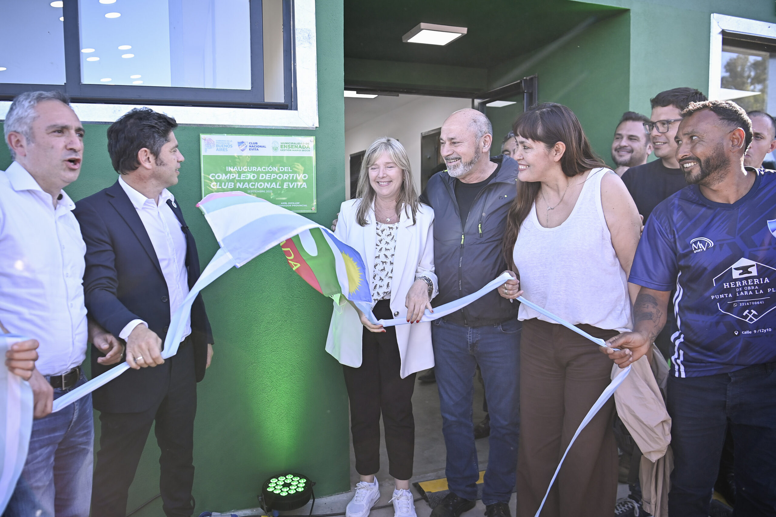 Kicillof inaugura complejo deportivo en Ensenada y critica el «ajuste y la motosierra»
