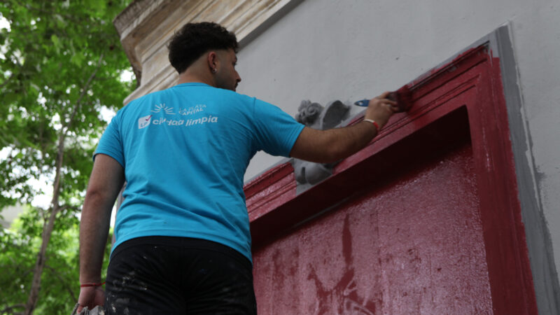 La Plata: el programa «Ciudad Limpia» recupera paredes y mobiliario urbano vandalizado