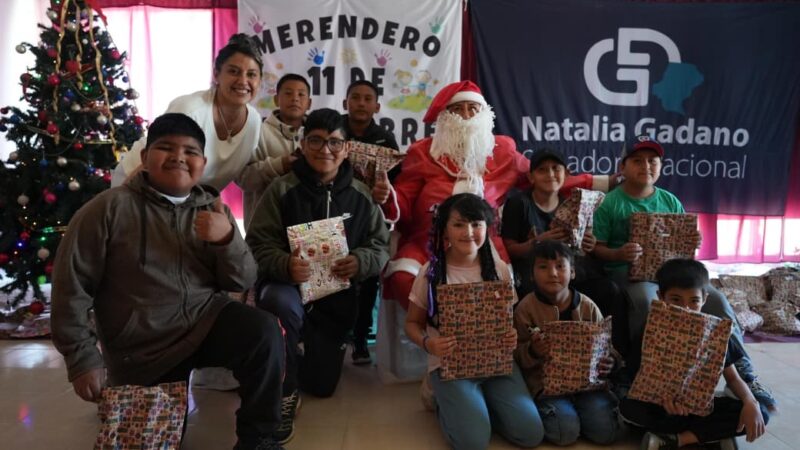 Acción en Nochebuena: Natalia Gadano encabezó la entrega de regalos