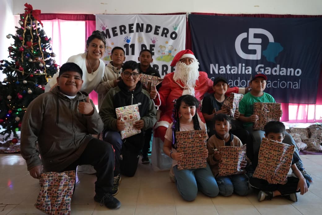 Acción en Nochebuena: Natalia Gadano encabezó la entrega de regalos