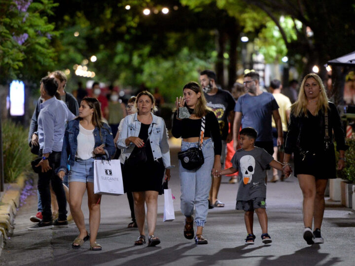 La Plata: llega la noche de las vidrieras y los descuentos