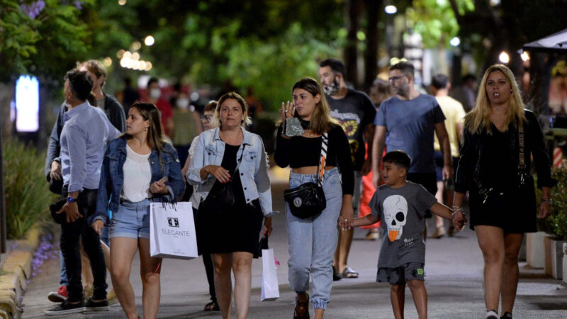La Plata: llega la noche de las vidrieras y los descuentos