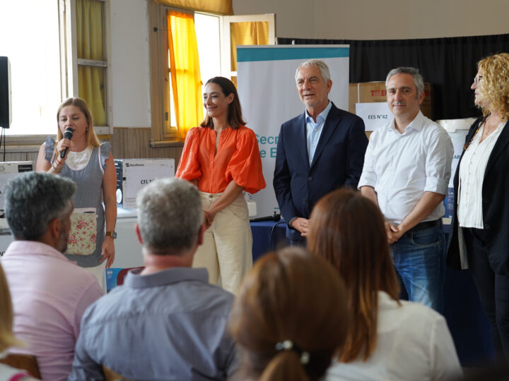 Alak y Larroque entregaron equipamiento escolar en La Plata