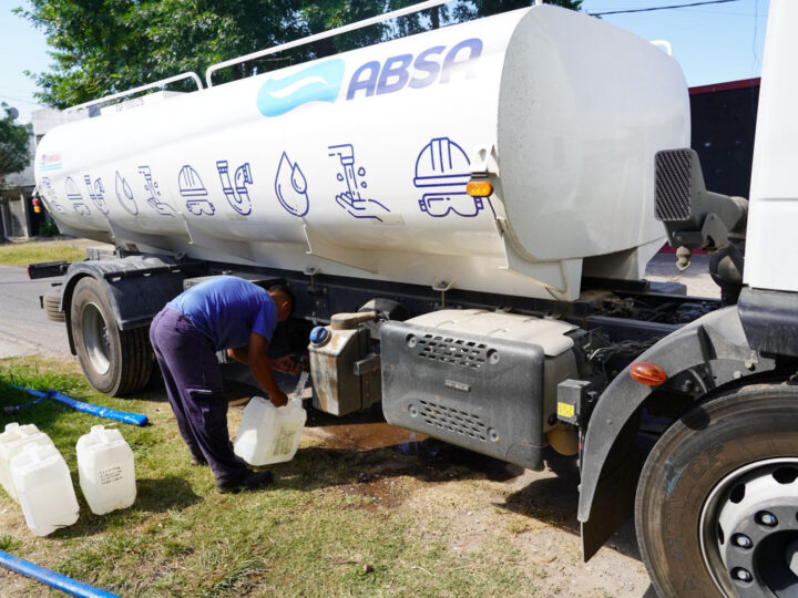 El calor agobia y en barrios de La Plata reparten agua potable a los vecinos