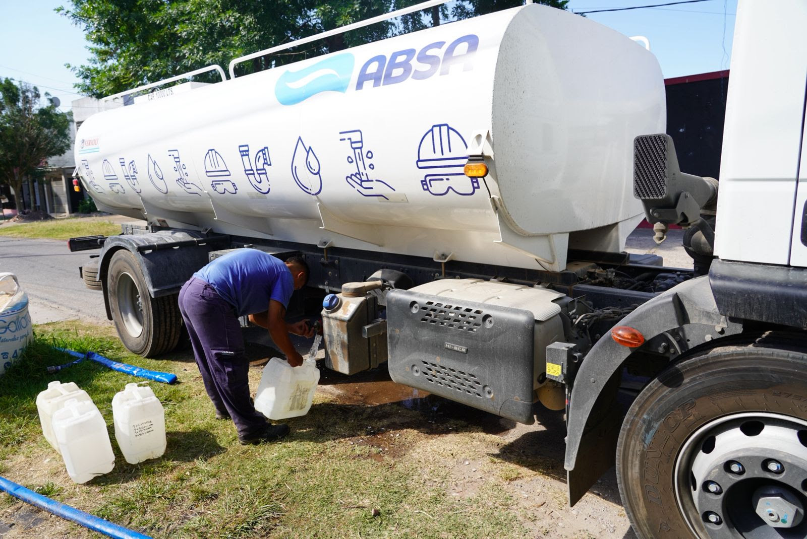 El calor agobia y en barrios de La Plata reparten agua potable a los vecinos