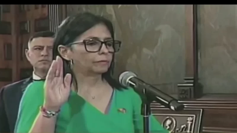 Venezuela en vilo: Delcy Rodríguez asumió la presidencia interina y tildó de «héroe» al detenido Maduro