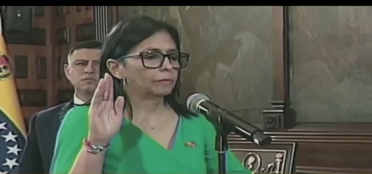 Venezuela en vilo: Delcy Rodríguez asumió la presidencia interina y tildó de «héroe» al detenido Maduro