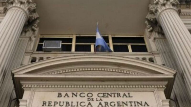 Ajuste por inflación y test de deuda: el nuevo esquema cambiario debuta bajo fuego