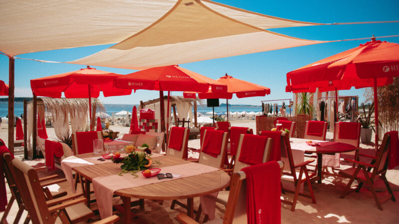 Renner desembarca en Punta del Este: moda y relax en el nuevo club de playa de la Mansa