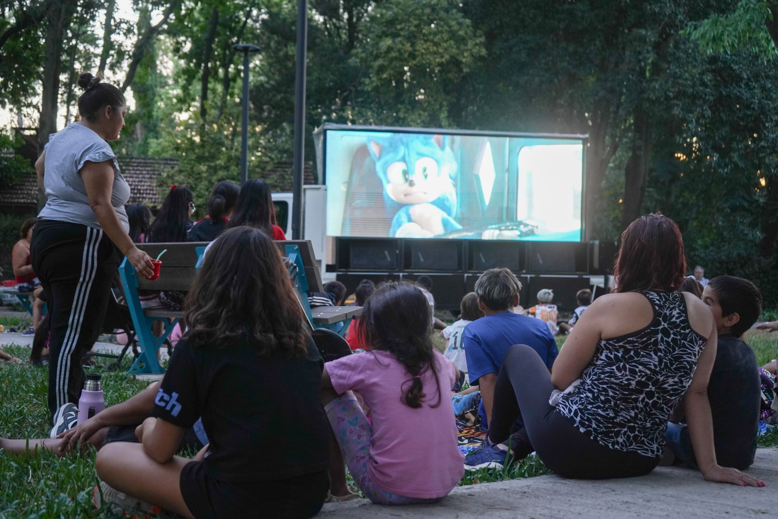 Cine al aire libre en diversos barrios de   La Plata