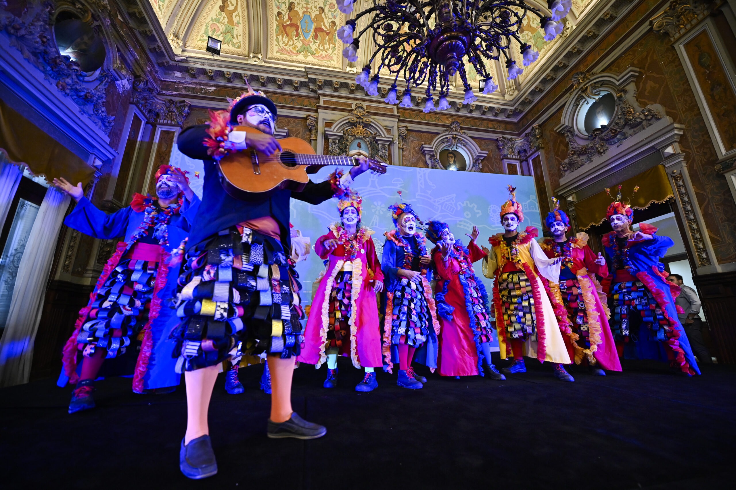 Identidad y resistencia: Kicillof otorgó premios a murgas y comparsas bonaerenses