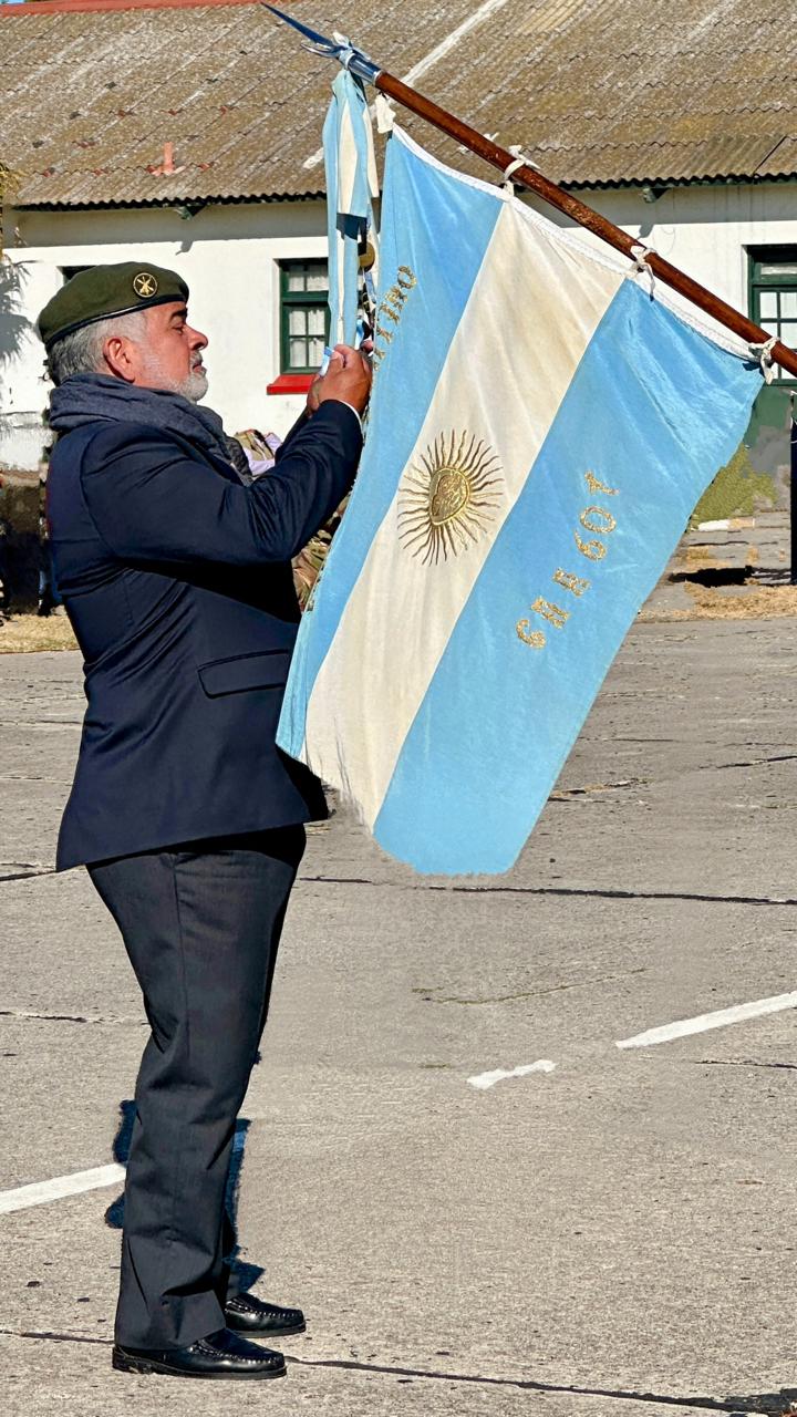 Crónica de un guardián: el hombre que protegió la Bandera en Malvinas y cerró el círculo de la historia