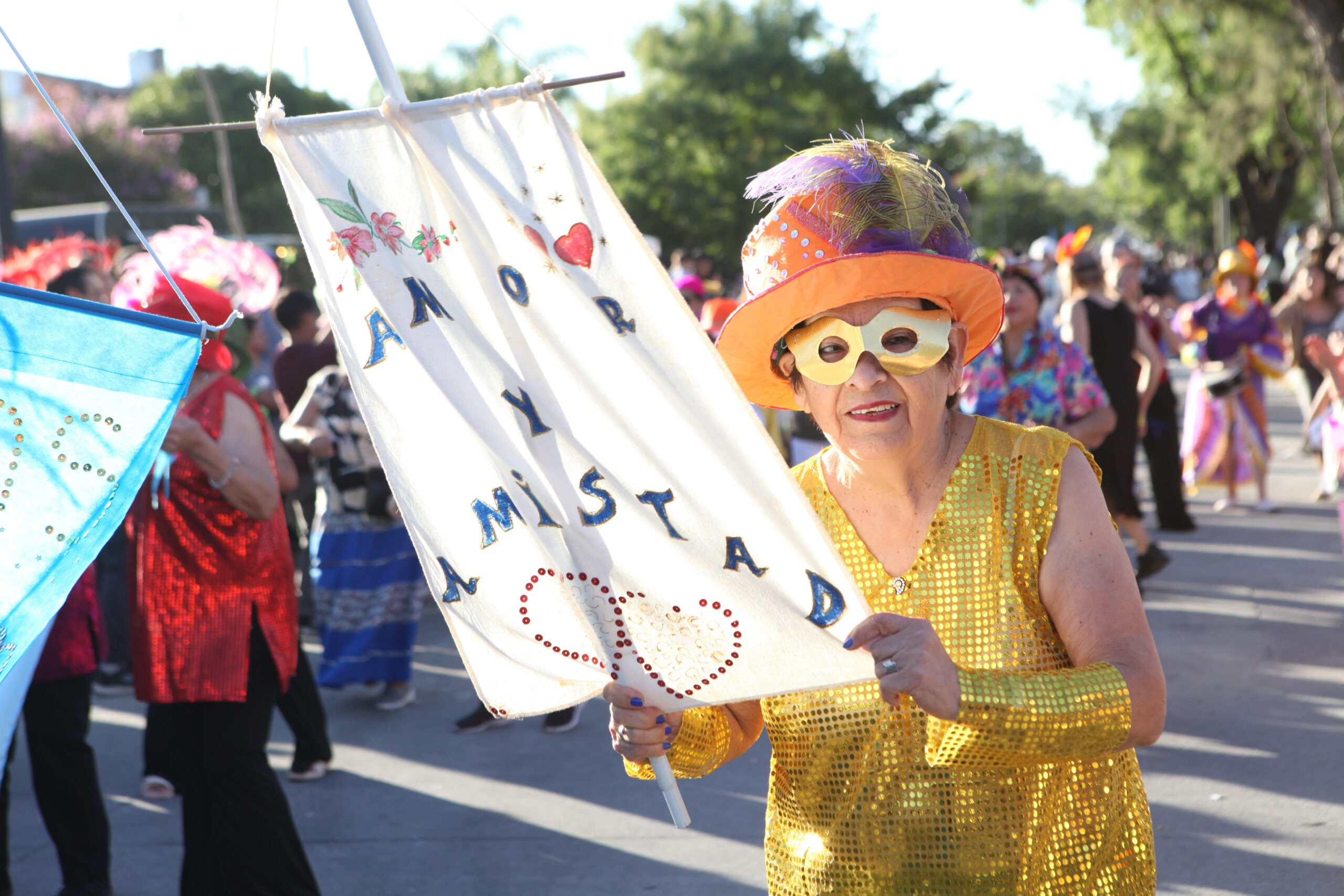 Fiesta popular en  Los Hornos  por sus 143 años