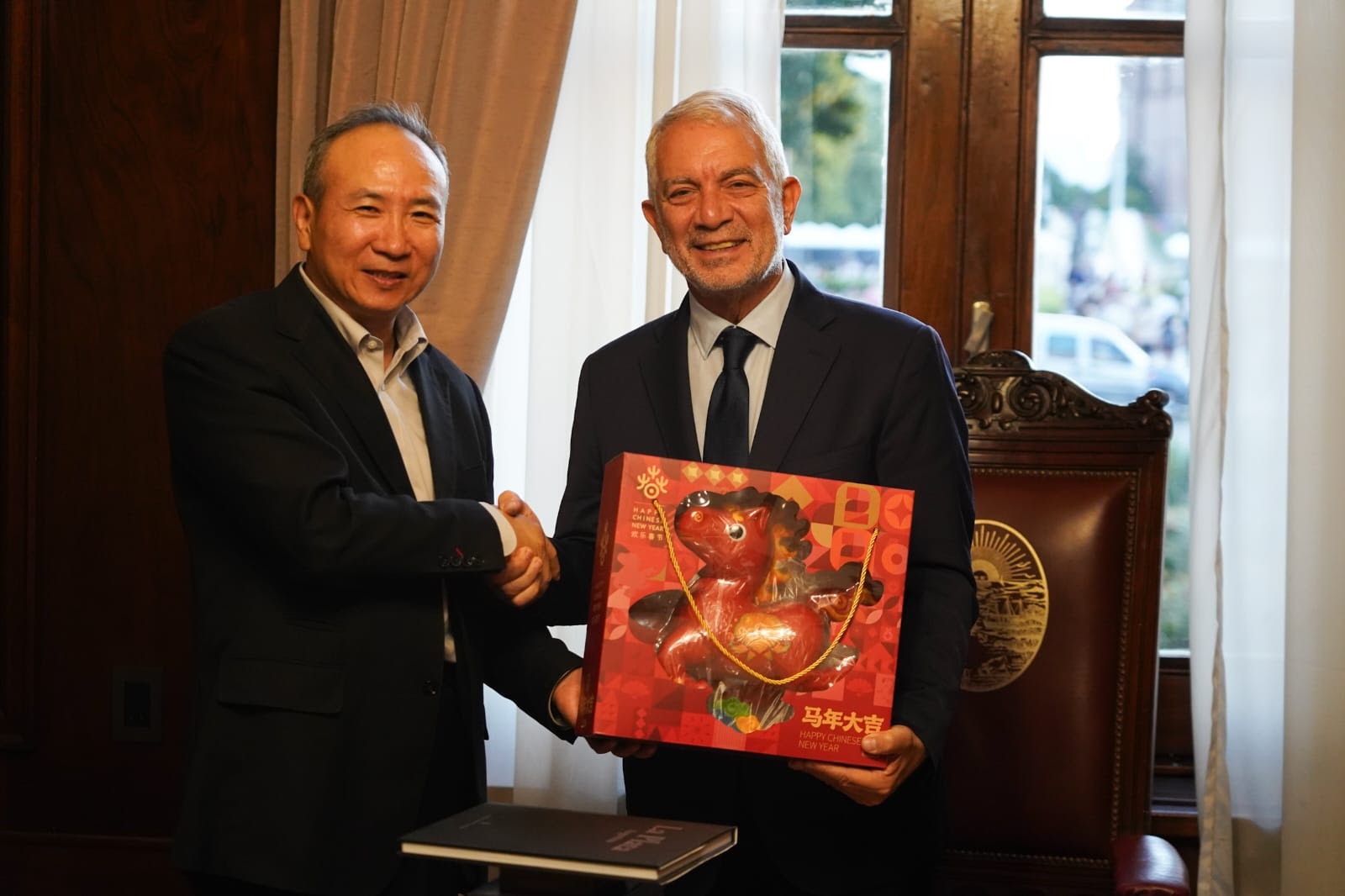 Alak y Wang Wei sellan un «puente de amistad» en los festejos por el Año Nuevo Chino en La Plata