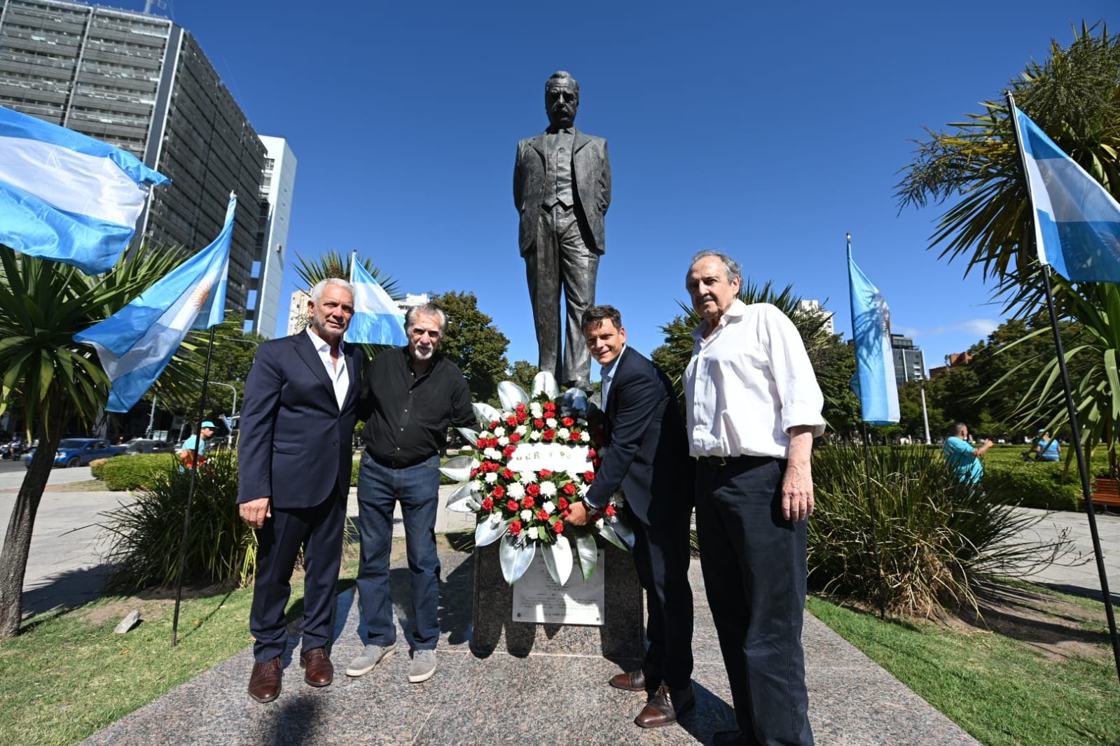 La Plata homenajeó a Raúl Alfonsín a 99 años de su nacimiento con un fuerte llamado a la unidad y la democracia