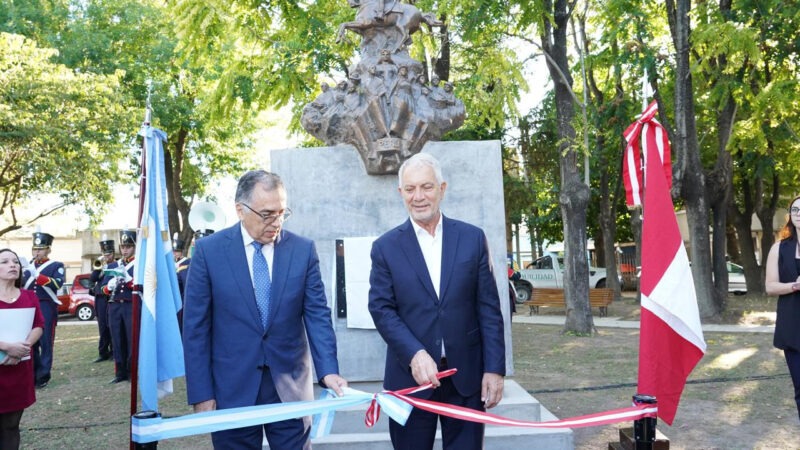 Alak inauguró el monumento a San Martín en la plaza República del Perú