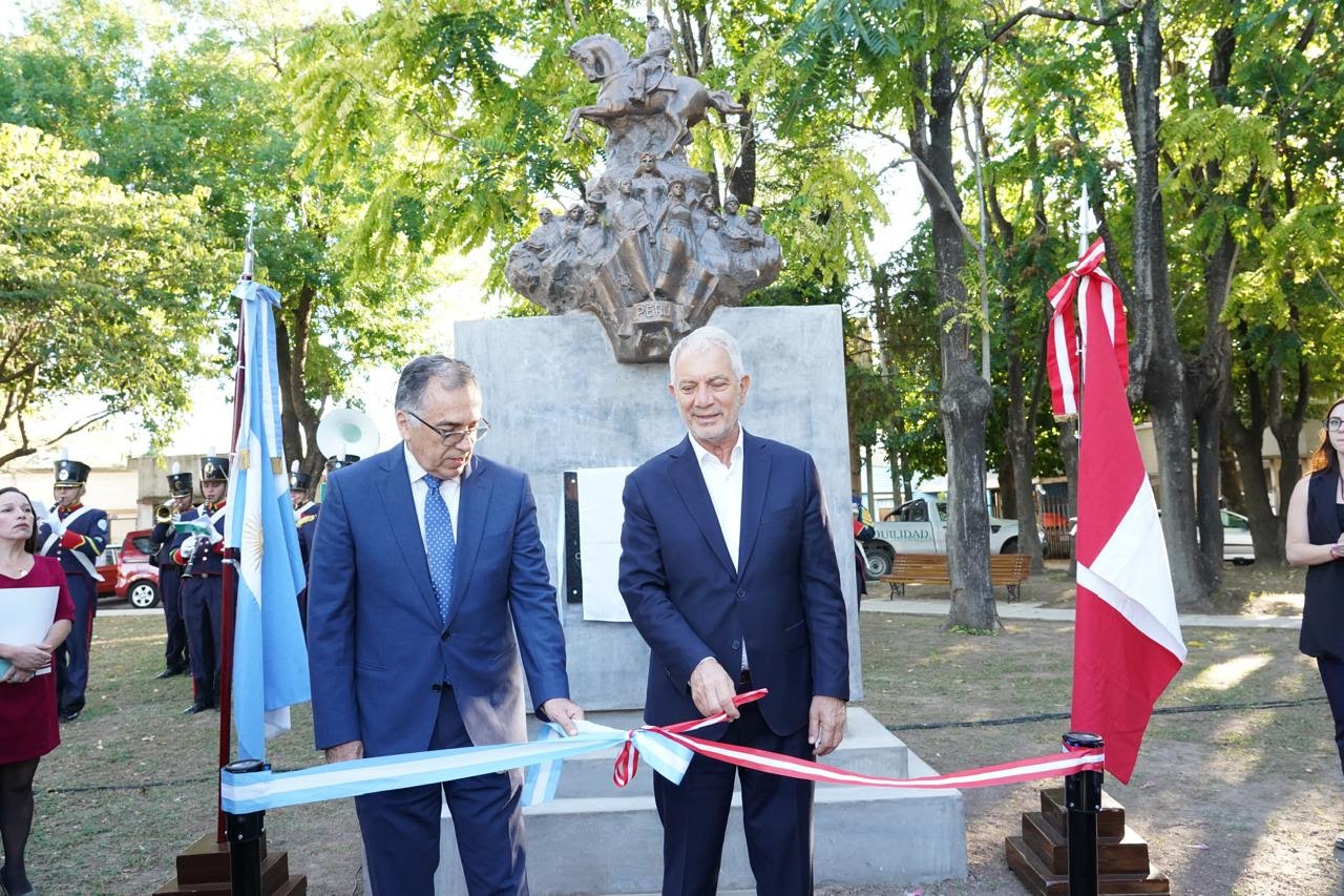 Alak inauguró el monumento a San Martín en la plaza República del Perú