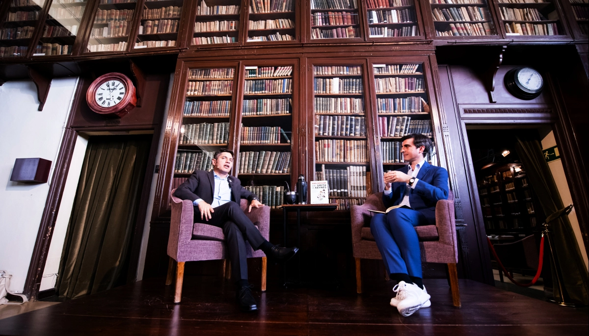 Kicillof en Madrid: «La idea de que el mercado funciona sin Estado es una enorme estafa»