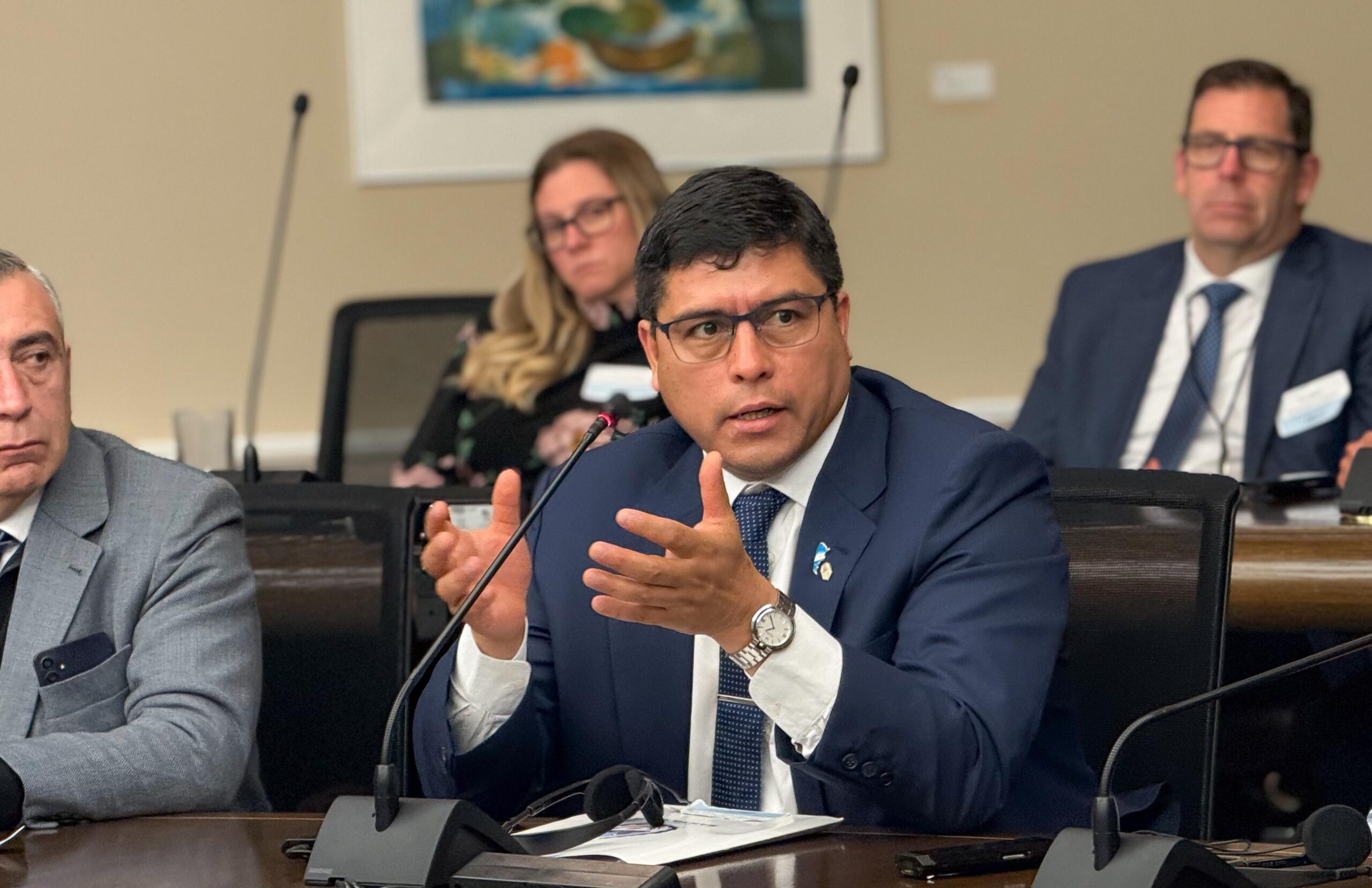 Vidal en Canadá: Santa Cruz busca captar inversiones clave en energía y minería