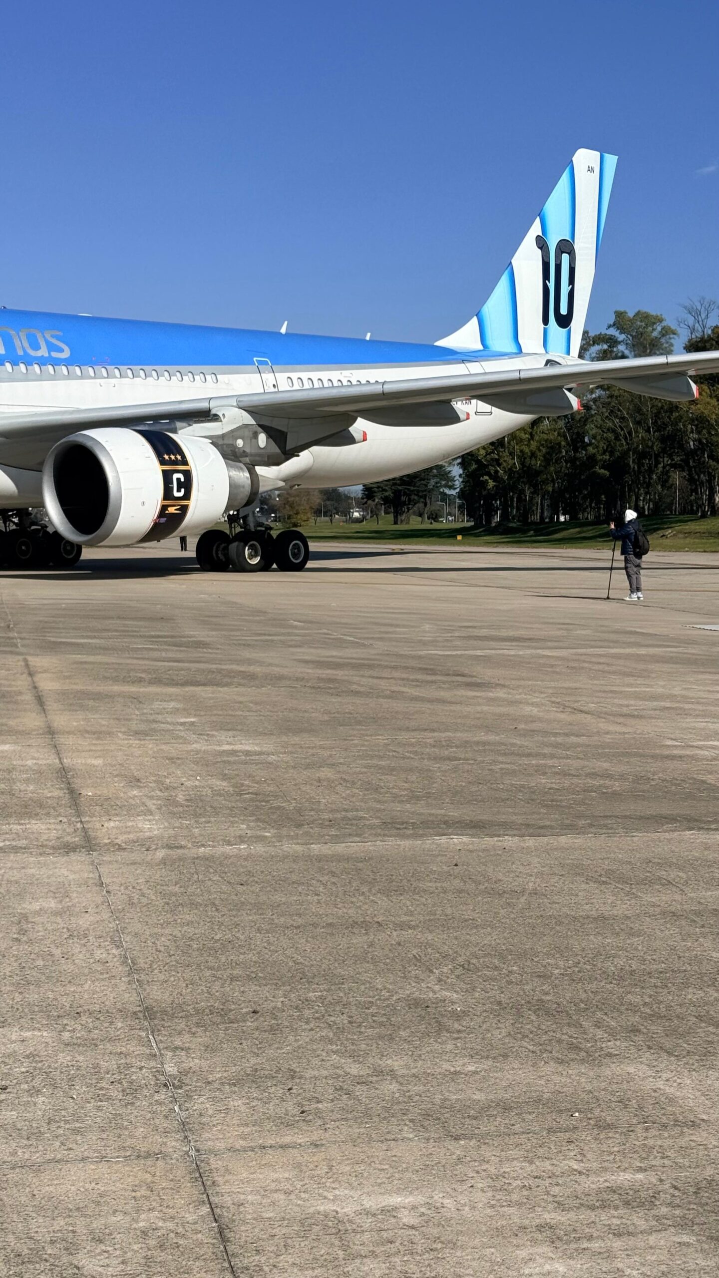 Aerolíneas Argentinas presentó el «Avión más argentino del mundo» con un imponente diseño en homenaje a Messi y la Selección