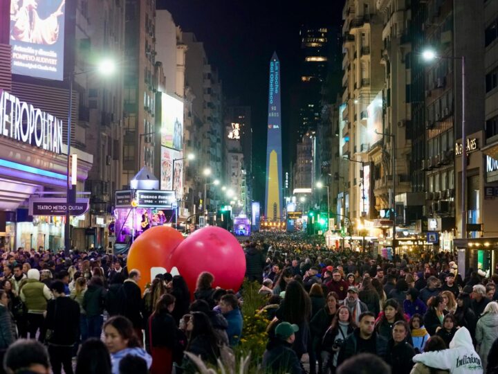 Buenos Aires de fiesta: el Obelisco sopló 90 velitas rodeado de música, arte y una convocatoria masiva