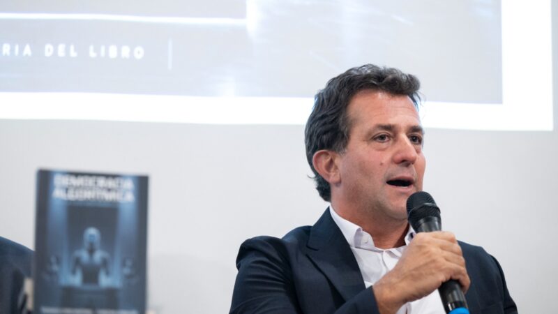 Inteligencia Artificial: Christian Gribaudo presentó su nuevo libro «Democracia Algorítmica» en La Plata