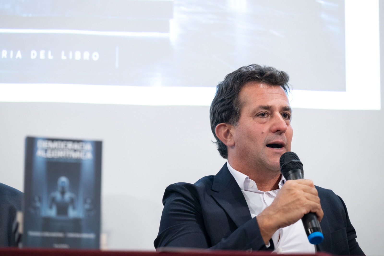 Inteligencia Artificial: Christian Gribaudo presentó su nuevo libro «Democracia Algorítmica» en La Plata
