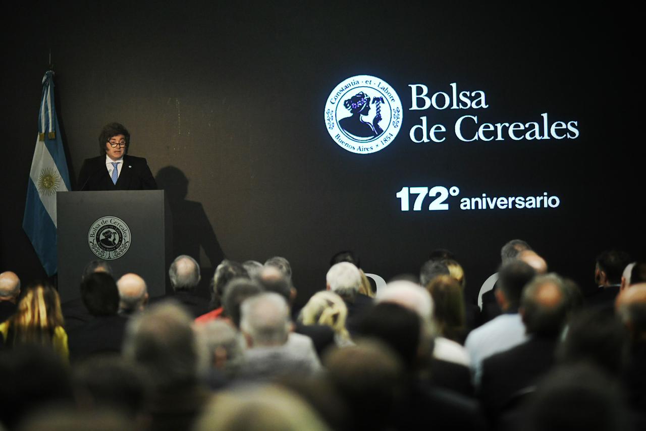 Milei anunció una baja de retenciones y destacó el récord exportador del sector agropecuario