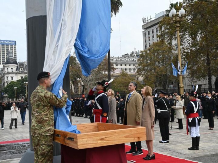 Jorge Macri encabezó el izamiento de la bandera en la Plaza de Mayo