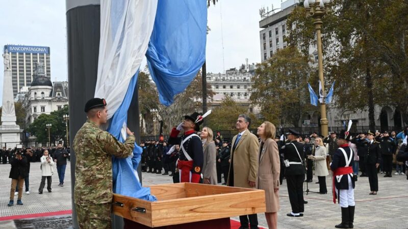 Jorge Macri encabezó el izamiento de la bandera en la Plaza de Mayo